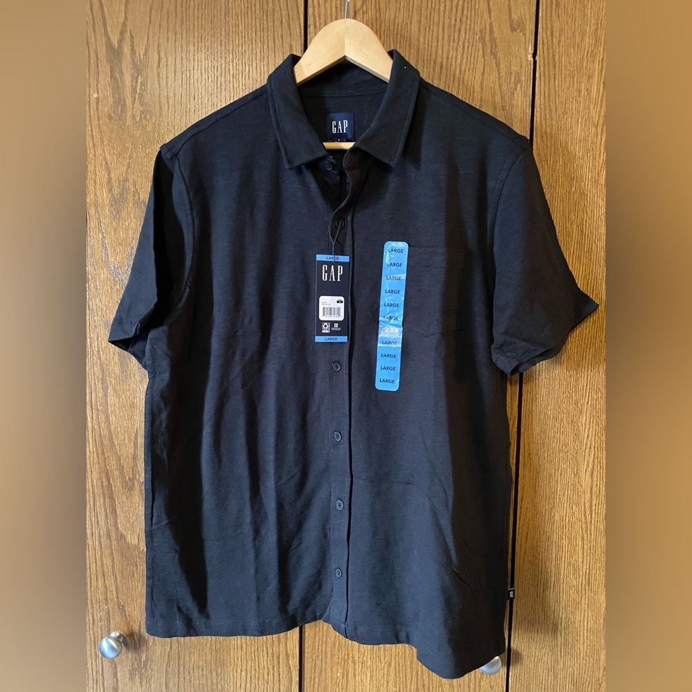 Mens GAP Short Sleeve Knit Button Down Shirt.